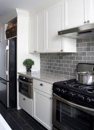 I Like This Back Splash Flooring And The Built In Space To House The Fridge Also Love White Cabinets Fliesenspiegel Kuche Fliesenspiegel Kuche Spritzschutz