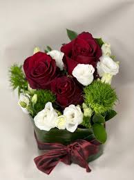 Sfoglia 59.774 rose rosse fotografie stock e immagini disponibili, oppure cerca fiori o roseto per trovare altre splendide fotografie stock e immagini. Sushi Rose Bianche E Rose Rosse Fiori Trigoria Garden