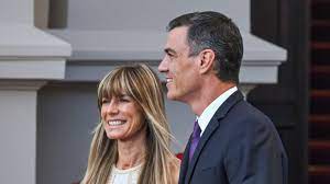 Sánchez, Begoña y el 'paseíllo' en la Asamblea de Madrid