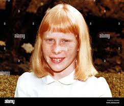 Amy Carter, Tochter von Jimmy und Rosalynn Carter, spielt zu Hause ein  Brettspiel im Ranch-Stil der Familie Plains, Georgia. Jimmy Carter, der vom  Erdnussbauer zum Präsidenten der Vereinigten Staaten wechselte, baute 1961