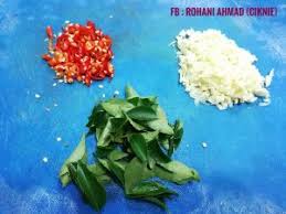 Tumiskan bawang putih, bawang merah dan cili api. Viral Resipi Ayam Butter Telur Masin Paling Simple Dan Sedap