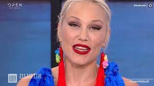 Η πηνελόπη αναστασοπούλου ήταν ανάμεσα στους ηθοποιούς που συμμετείχαν στη συγκέντρωση έξω από το υπουργείο πολιτισμού για να εκφράσει τη δυσαρέσκειά του για την υπουργό, λίνα μενδώνη. Phneloph Anastasopoyloy Giati Apoxwrhse Apo Thn Ekpomph Ths