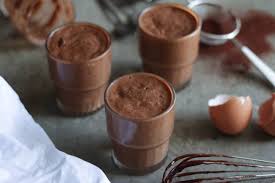 Pour 4 personnes:100g de chocolat noir, 200g de crème fraîche, 60gr de sucre glace, 3 jaunes d'oeufs, 15 cl de lait, 3 cuillers à soupe de cassonade. La Mousse Au Chocolat De Mamie Recette Par Le Tablier Gourmet