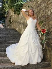 Wir sind sicher, dass unter unseren brautkleidern das kleid ihrer träume ist. Brautmode Abendmode Schuhe Accessoires Fur Die Moderne Braut