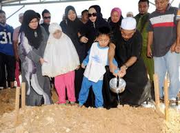 Bekas suami jutawan kosmetik, datuk seri dr hasmiza othman atau dikenali datuk seri vida membuat tuntutan hadhanah di mahkamah syariah kota bharu, di sini, hari ini. Dua Anak Pengasas Vida Beauty Maut Dalam Kebakaran Jenazah Selamat Dikebumi Semasa Mstar