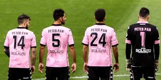 Maglie calcio manchester city poco prezzo 2019 2020. Atto Vandalico All Asilo Peter Pan Il Palermo Calcio Mette Le Sue Maglie All Asta Feelrougetv