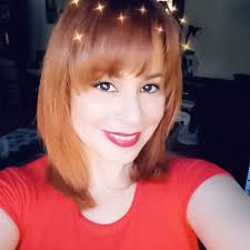 Jason Momoa causó suspiros mientras le arreglaba el peinado a Adria Arjona,  su novia, a su paso por la alfombra roja de 'Minecraft'