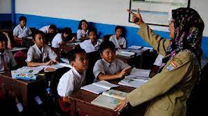Menjadi seorang guru merupakan pekerjaan yang amat mulia. 98 Gambar Animasi Guru Sedang Mengajar Di Kelas Cikimm Com