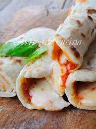 Disponete il tutto all'interno della piadina. Cannoli Di Piadina Con Mozzarella E Pomodoro Ricette Ricette Di Cucina Idee Alimentari