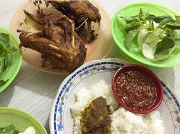 5 resep membuat sambal, sederhana dan sangat mudah. 13 Tempat Makan Bebek Goreng Berpadu Sambal Pedas Di Surabaya Dijamin Mantap Bukareview