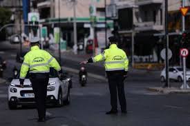Από την παρασκευή τίθεται περιορισμός στις μετακινήσεις σε όλη την επικράτεια από τις 9 το βράδυ έως τις 5 το πρωί, όπως ανακοίνωσε ο υφυπουργός πολιτικής προστασίας νίκος χαρδαλιάς. Lockdown Kofths Sta Sms Sto 13033 Kai Nyxterinh Apagoreysh Kykloforias Eidhseis Nea To Bhma Online
