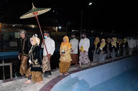 Selepas kematian selepas selesai upacara pengebumian, beberapa adat seperti berikut akan dilakukan seperti membersihkan rumah, mengumpul abu mayat dan berkabung. Mengenal 5 Tradisi Masyarakat Saat Peringatan 1 Suro Halaman All Kompas Com