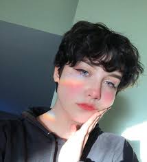 See the best short haircuts like bobs, curly, wavy, straight, pixie and very short hairstyles for women for all ages. An Update Of What My Face Looks Like And An Update Of What My Brain Looks Like Short Grunge Hair Short Hair Styles Androgynous Hair