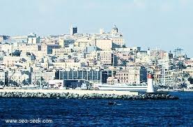 Résolument tournée vers le grand sud, la ville s'étend sur des petites collines dont la. Cagliari Port Interieur Sardegna