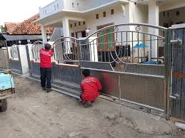 Pagar dengan bahan stainless merupakan jenis bahan yang banyak di minati saat ini. Pagar Stainless Steel