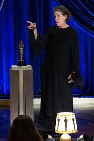 Frances louise mcdormand (born cynthia ann smith, june 23, 1957) is an american actress and producer. Oscars 2021 Die Hingucker Vom Roten Teppich Mit Goldenen Kleidern Clogs