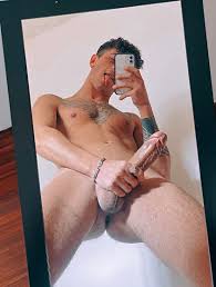 Davide, il superdotato italiano si fa una sega - BitchyX