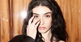 Hazal Kaya beklemede!