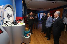 Pengerusi felda datuk seri idris jusoh berkata, inisiatif itu adalah bagi membolehkan golongan berkenaan membina rumah baharu di lot sedia ada, berhampiran dengan kediaman ibu bapa mereka, sekali gus dapat menyelesaikan isu perumahan dalam kalangan warga felda. Minister Of Higher Education Dato Seri Haji Idris Jusoh Visit Umw Holdings