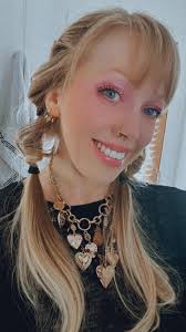 Happy thirtieth birthday, Pey! https://en.wikipedia.org/wiki/Skating_Polly