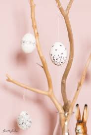 Eine besonders schöne tradition an ostern ist das bemalen der eier. Diy Ostereier Mit Floral Drawings Pure Osterdeko In Schwarz Weiss Feiertaglich Das Schone Leben
