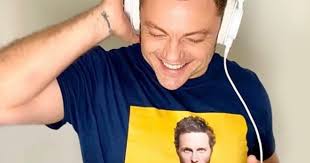 Leggi il significato del brano e ascoltalo qui. Tiziano Ferro E Jovanotti Insieme Con Balla Per Me Il Tempo