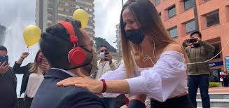 Maybe you would like to learn more about one of these? Con La Ayuda Del Equipo De W Radio El Novio De Una Periodista Le Pidio Matrimonio