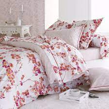 La housse de couette permet d'apporter une touche personnalisée à votre chambre et du côté des couleurs et imprimés là aussi vous avez le choix : Housse De Couette 260x240 Cm Satin De Coton Blossom Rouge Ocre Linnea Linge De Maison Et