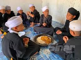 Di bawah dikongsikan sekolah tahfiz swasta yang berdaftar di negeri johor merangkumi nama, alamat dan daerah. Pelajar Pondok Makan Nasi Berlauk Telur Kuah Air Kosong