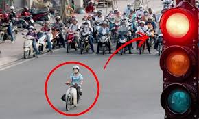 Biết không có thưởng Tết, 3 nhân viên mượn xe sếp vượt đèn đỏ tổng cộng 1.062 lần trong 5 ngày”: Ai là người bị xử ph:ạt? 👇😨🚘