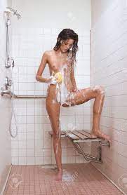 シャワーで裸の女性の写真素材・画像素材 Image 11320769