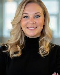 Lynn Bays's Instagram, Twitter & Facebook