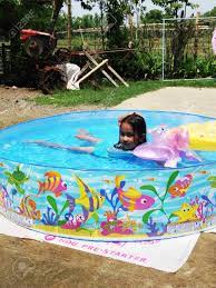 Piscinas para niños con tobogan antes de comprar una piscina para niños edad de los niños Un Nino Que Juega En Una Piscina Para Ninos Un Dia De Verano Fotos Retratos Imagenes Y Fotografia De Archivo Libres De Derecho Image 20793779