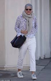 Selma blair has been open about her journey with multiple sclerosis, which has included in 2015, selena gomez announced that she'd undergone chemo for lupus, and this year, selma blair has. Selma Blair Showcases Newly Grown Hair And Strength During Stroll Following Chemo Treatments For Ms Daily Mail Online