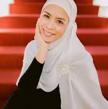 🤯 Married tech company CEO Andy Byron and his company's HR rep Kristin  Cabot were spotted CUDDLING during a Coldplay concert. The VIDEO has  everyone talking. ⬇️