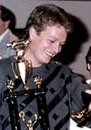 No Mirando A Nuestro Daño