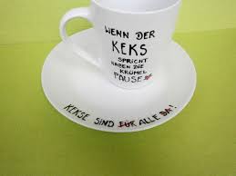Kann mir eine sagen, woher der begriff hoch die tassen, in afrika ist muttertag stammt ? Hoch Die Tassen Diese Liebevoll Gestaltete Tasse Tragt Den Spruch Wenn Der Keks Spricht Haben Die Krumel Pause D Tassen Tassen Spruche Gestalten