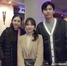 1 day ago · 韓國女星秋瓷炫與大陸演員于曉光在2017年結婚，兩人互動相當甜蜜，為人人稱羨的模範夫妻。秋瓷炫產下一子後，便把演藝重心從中國轉往韓國，夫妻兩人分隔兩地。然而中媒今（15）日爆出，于曉光在車內與一名女子摟腰，甚至拉到自己腿上坐，秋瓷炫表示這名女子「是同社區內的朋友」，替老公. æ–¼æ›‰å…‰ç¨±èƒ¡æ­Œåˆ»æ„æ‰®è€ ç§'åˆªæ™'å¹¸ç¦ æŠ±å¨ƒç·´ç¿'ç•¶çˆ¸ è†¨è„¹äº† Itw01