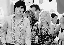 Watching *the lizzie mcguire movie* and realizing how wild it is (warning: Movie Review Lizzie Mcguire Movie The Blade
