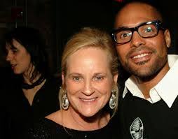 Laurie Walton's Instagram, Twitter & Facebook