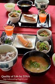 おかずは塩鮭をメインに 前の晩の残りの 五目きんぴら あとは納豆に ぬか漬けや野菜ジュースなど ごはんは雑穀入りごはんにすると これまた栄養価もアップ 気分もアップします 何より朝食というのは家族の一日の力の源になるわけですから 気持 japanese