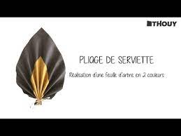 Il existe de nombreuses façons on commence par enrouler la serviette en forme de rose et ensuite, on découpe une petite feuille de papier vert. Pliage De Serviette Feuille D Arbre En 2 Couleurs Youtube
