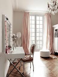 Ankleidezimmer Planen Schminktisch Mit Stuhl Deko Frische Blumen Dekoration Zimmer Lampe Ankleide Zimmer Ankleide Wohnung Chic