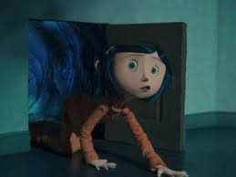 Coraline y la puerta secreta (2009) película completa en español latino online, ver todas las películas online gratis coraline acaba descubriendo en su casa una puerta secreta que, al ser cruzada, transporta a las personas a un mundo paralelo semejante a sus vidas pero mucho más divertido. Coraline Jones Wiki Cartoon Amino Espanol Amino