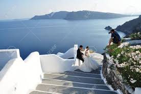Organiser un mariage lorsque l'on n'est pas sur place peut s'avérer complexe, même pour un mariage en petit comité. Village D Oia Sur L Ile De Santorin Grece Photo Prise A 11 Aout Photographe Mariage 2012 De Prendre Une Photo De La Mariee Et Le Marie Dans Le Village D Oia Sur L Ile