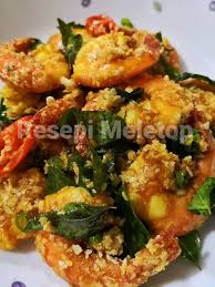 Guna kuali lain (jika guna kuali sama, keluarkan minyak mengoreng udang tadi), masukkan butter, bawang putih, daun kari & cili padi. Resepi Udang Masak Butter Nestum