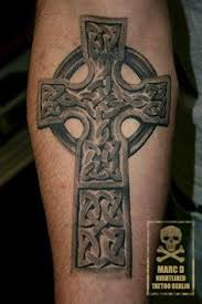 Cross Kreuz Tattoo Ink Keltisch Celtic Stone Stein Grabstein Grab Kreuz Tattoo Berlin Tattoo Tatowierungen