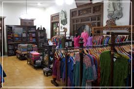 Jenis usaha yang satu ini juga terbukti ramai pengunjung. Batik Putra Laweyan Kampoeng Batik Laweyan Solo
