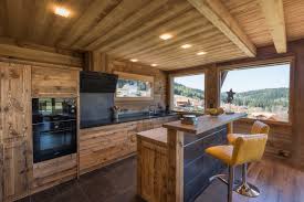 Il n'y a presque pas de séparation claire entre les pièces. Chalet Decobois Rustikal Kuche Nancy Von Thomas Devard Photographie