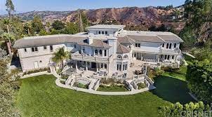 Logan paul lebt mit seinen freunden in den sozialen medienprominente; Inside Youtuber Jake Paul S New 7m Team 10 Hq In Calabasas Ca Photos Video Pricey Pads Villen Jake Paul Villa